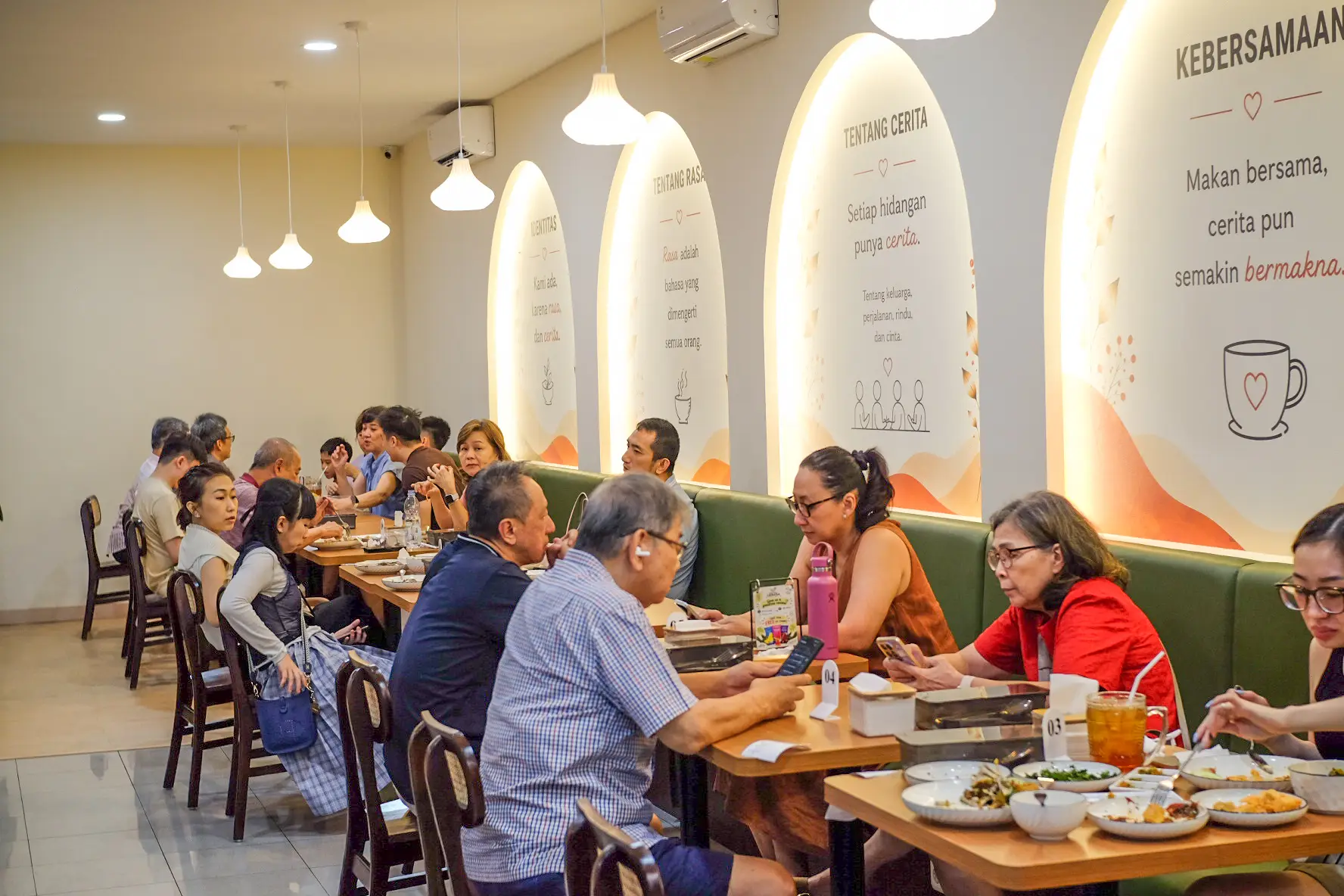 Pelanggan ramai makan bersama di resto Cerasa Puri Jakarta Barat